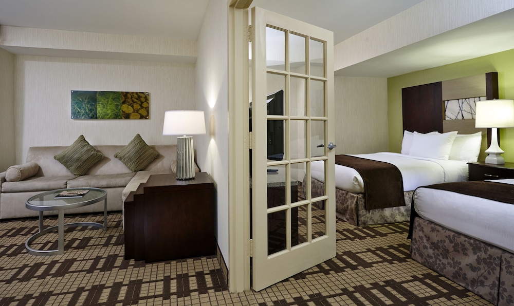 Suite, Multiple Beds, Accessible (Mobility With Tub) photo 1