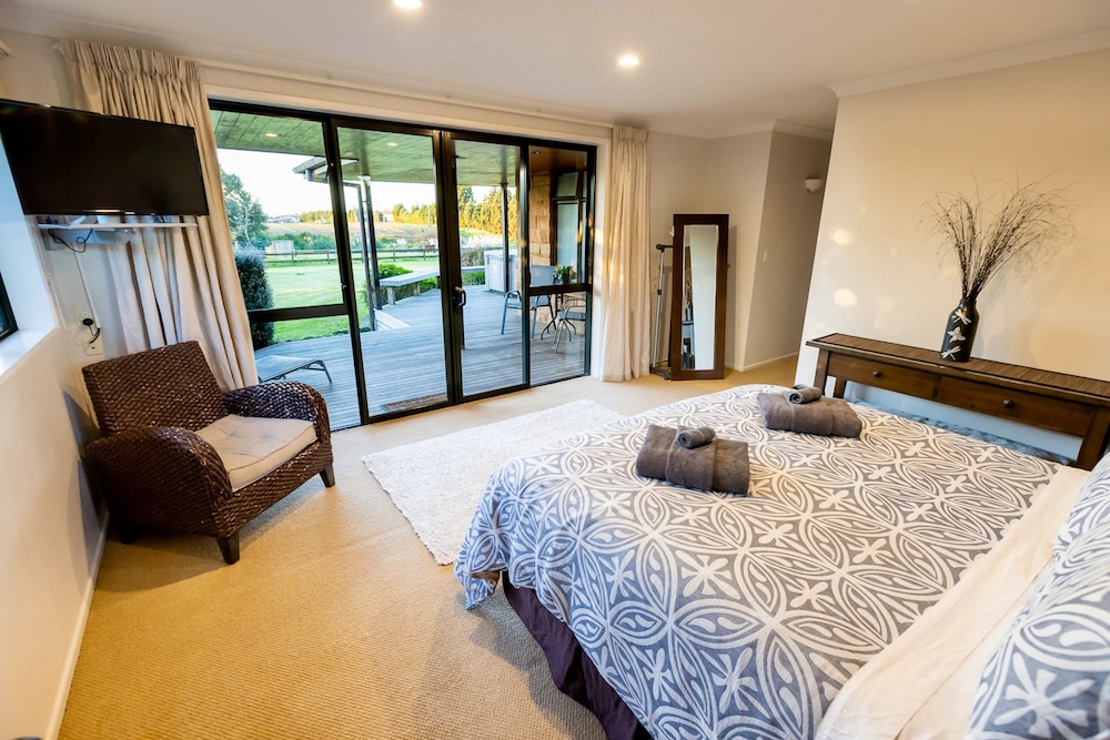 Deluxe Double Room, 1 King Bed, Private Bathroom, Garden View photo 3