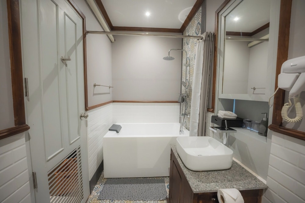 Standard Twin Room - Photo 7