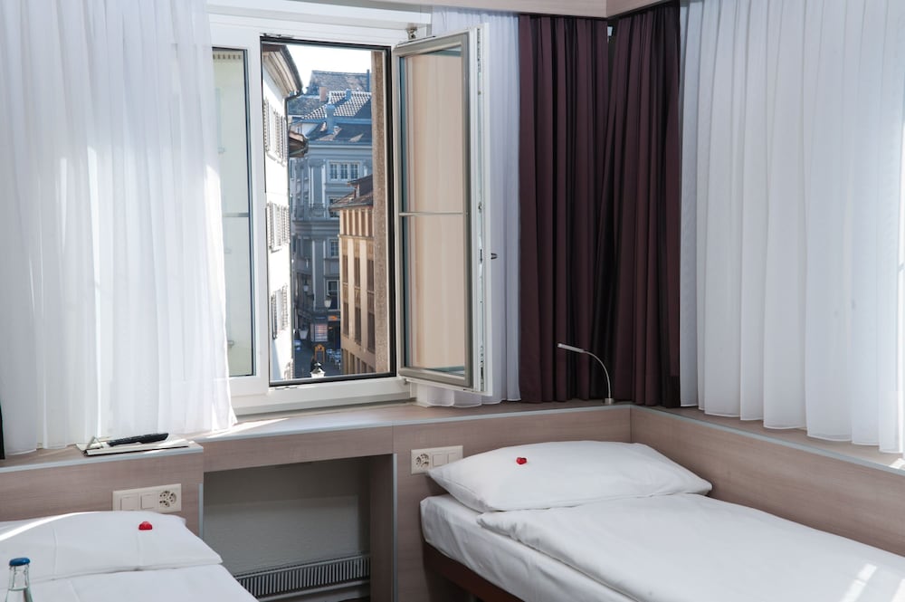 Small Double Queen Room thumbnail 6