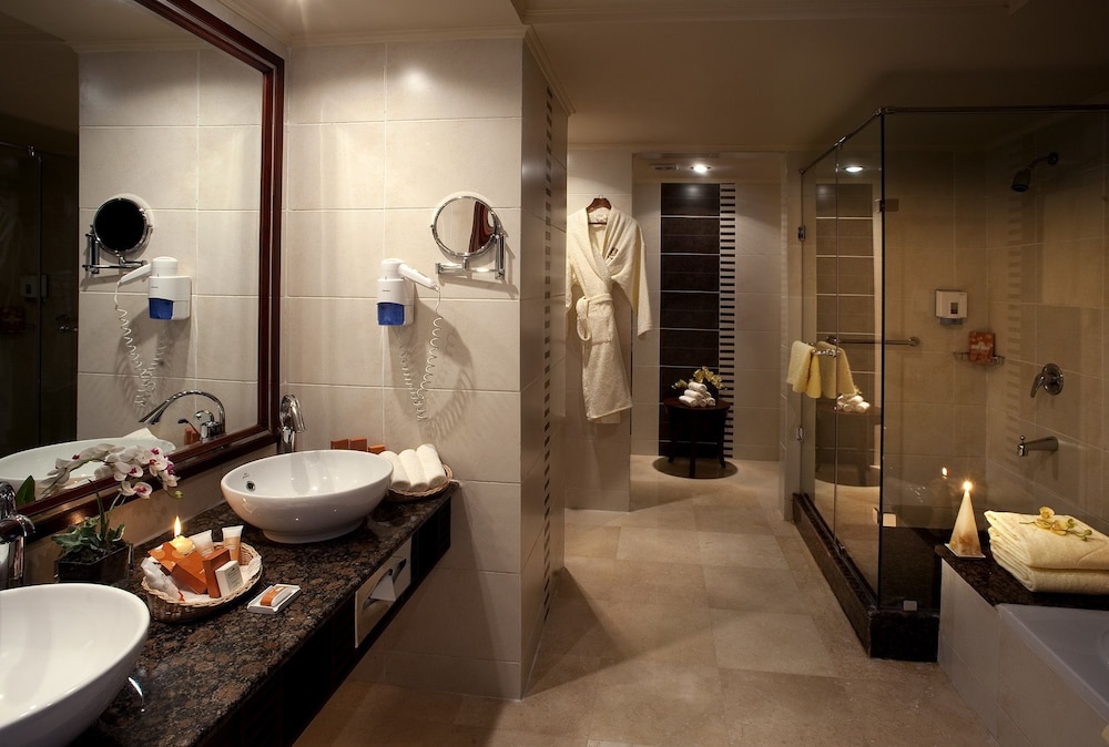 Executive Suite - Photo 2