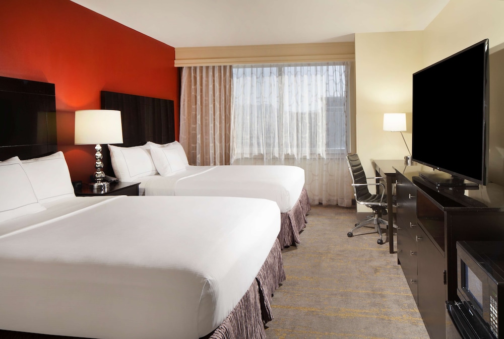 Deluxe Room, 2 Queen Beds, Accessible, Bathtub - Photo 2