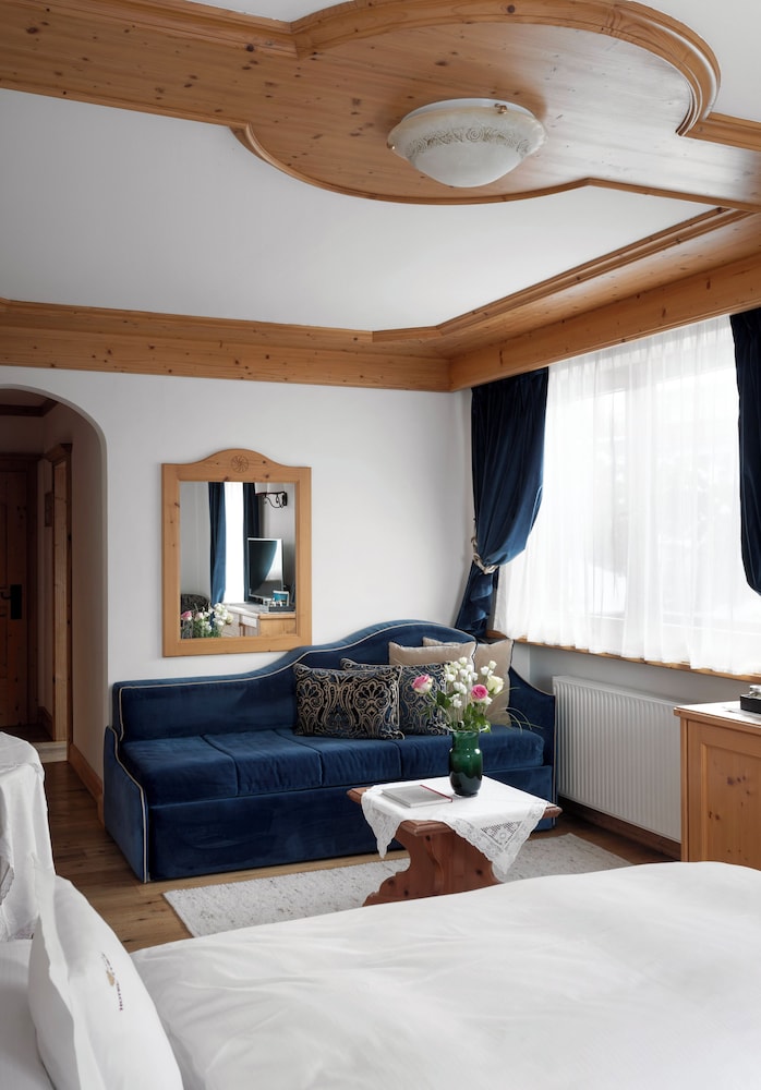 Deluxe Room, Multiple Beds - Photo 3
