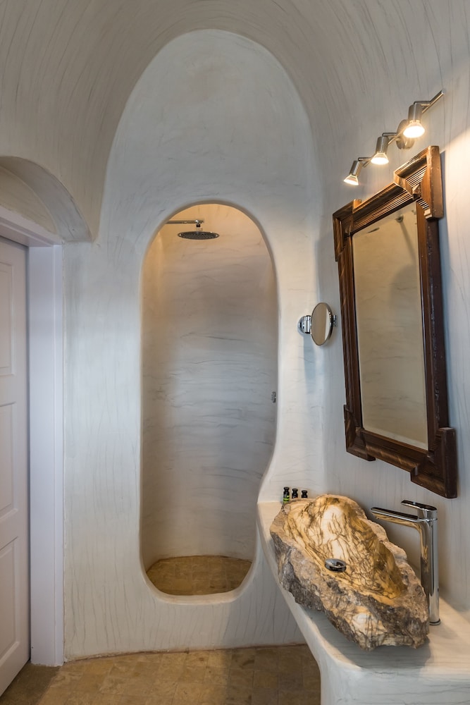 Superior Suite, Jetted Tub (Caldera View) - Photo 2