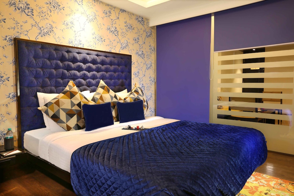 Suite with Bath Tub & Jacuzzi photo 3