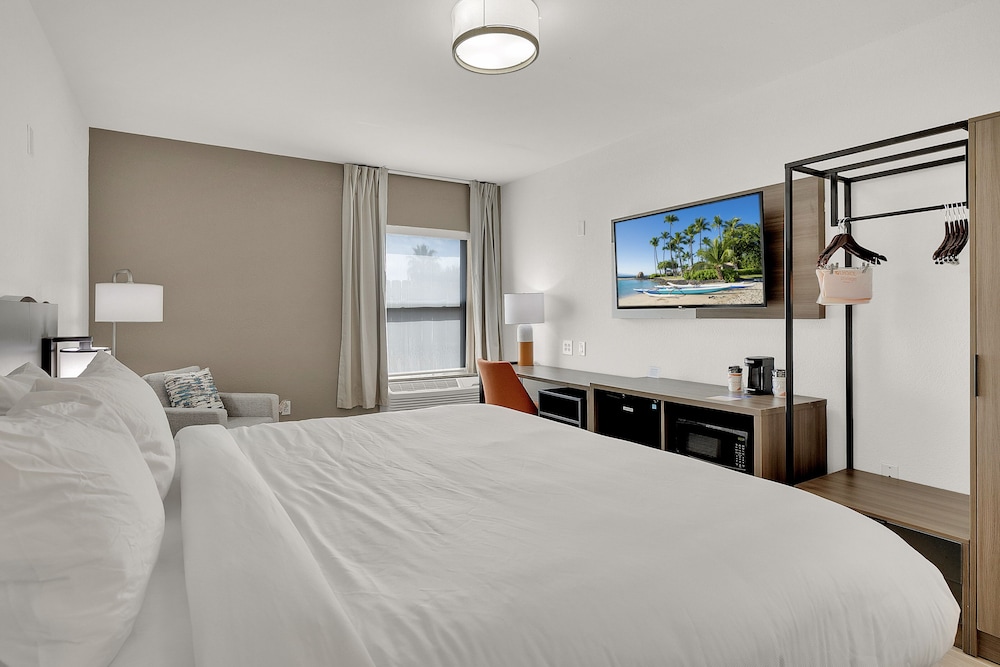 Standard Room, 1 King Bed, Non Smoking photo 3