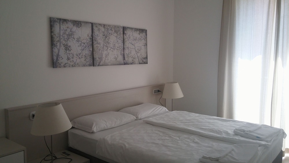 Comfort Apartment, 2 Bedrooms, Pool View, Poolside photo 1
