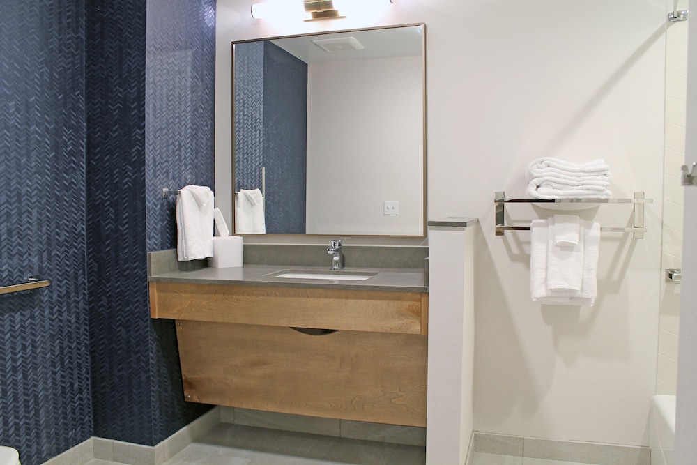 Suite, Multiple Beds (Mobility/Hearing Accessible, Tub) - Photo 7