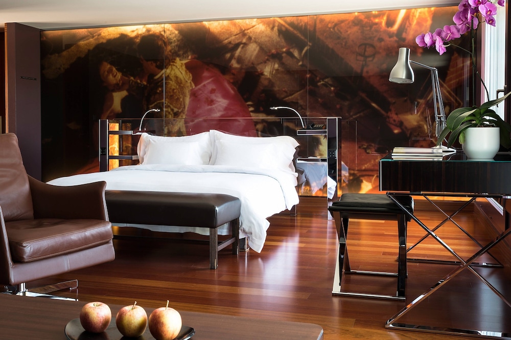 Suite, 1 King Bed, Mountain View photo 2