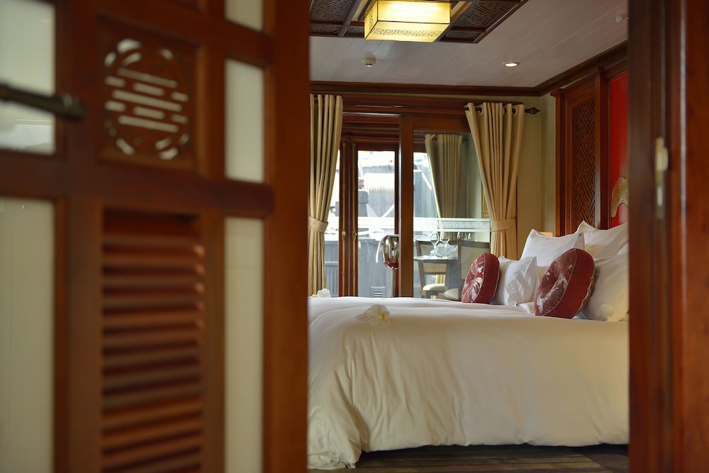 Premium Suite, 1 King Bed, Bay View photo 2