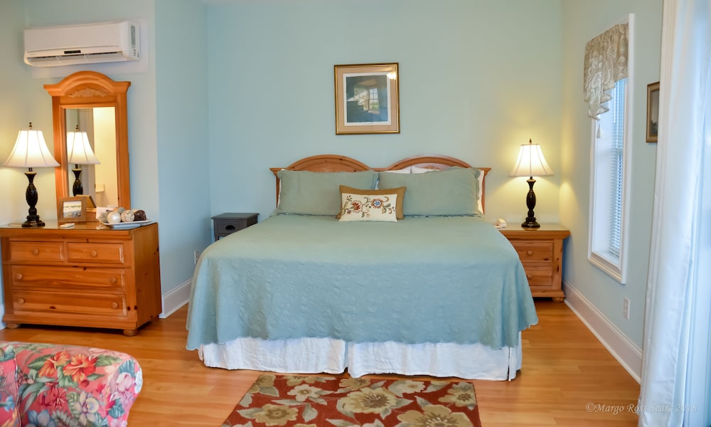 Grand Room, 1 King Bed, Non Smoking (Old Baldy)