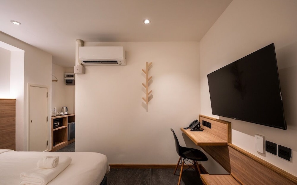 Superior Room, 1 King Bed, City View photo 3