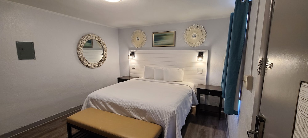 Standard Room, 1 King Bed, Refrigerator & Microwave, Courtyard View