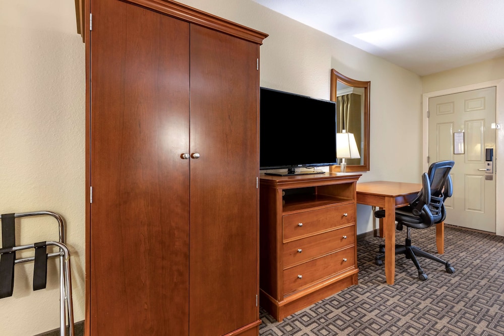 Standard Room, 2 Queen Beds, Refrigerator & Microwave, Courtyard Area (Oversized Room) photo 1