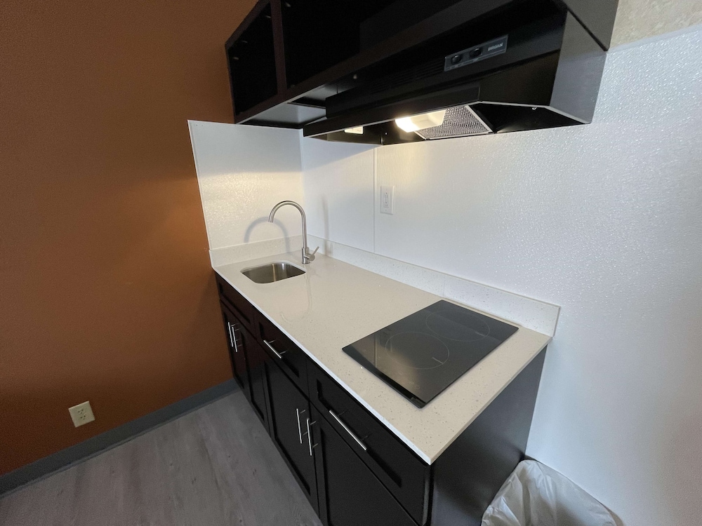 Standard Room, 1 King Bed, Non Smoking, Kitchenette - Photo 7