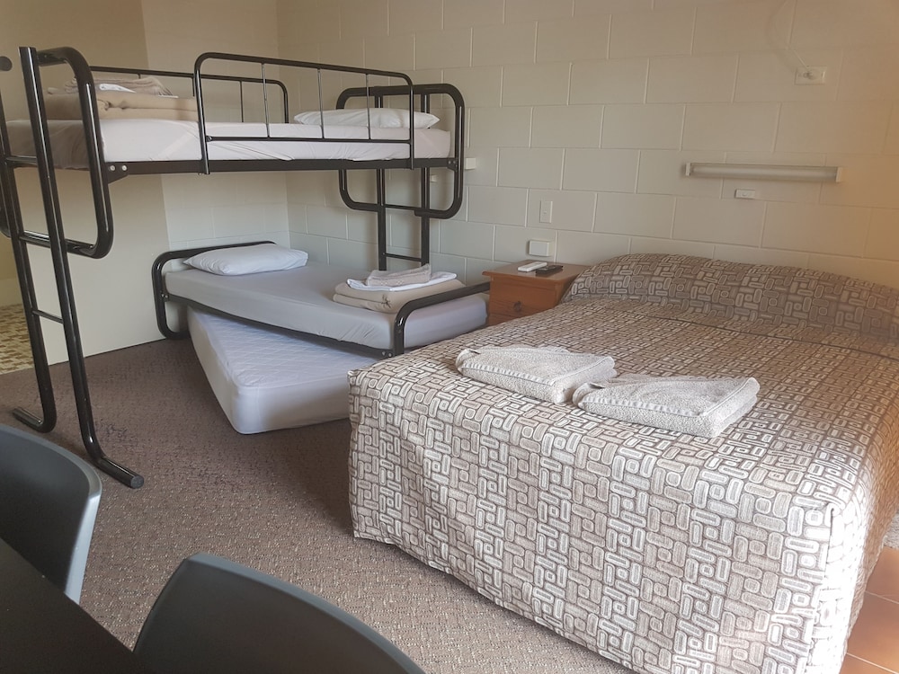 Business Twin Room, 1 Bedroom, Microwave photo 2