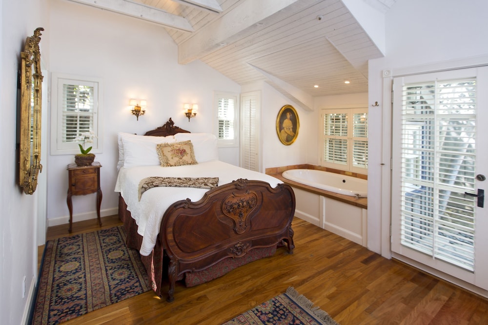 Luxury Cottage, 1 Queen Bed, Jetted Tub, Fireplace (Greenwich Cottage) - Photo 5