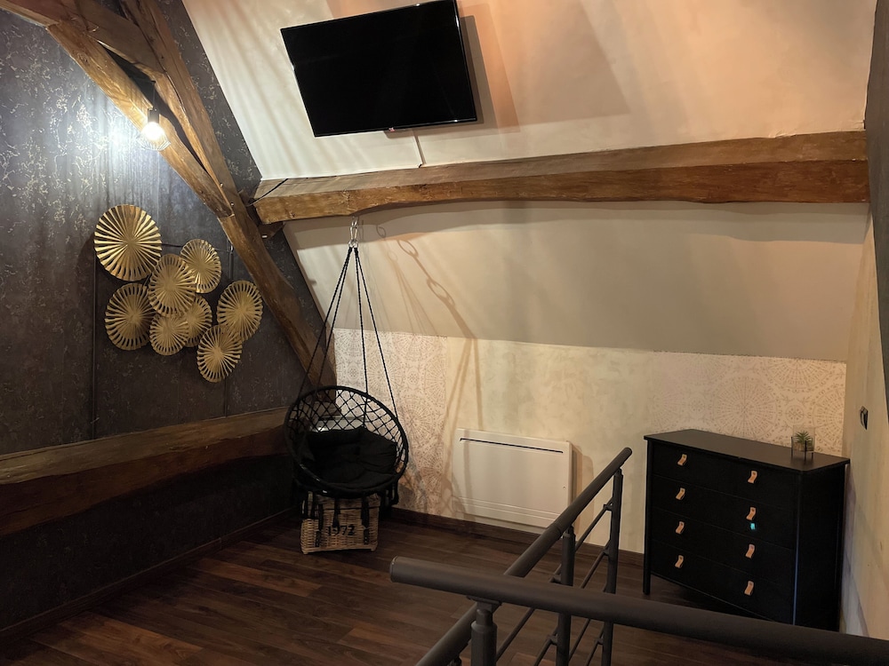 Luxury Duplex, 1 King Bed, Hot Tub photo 2