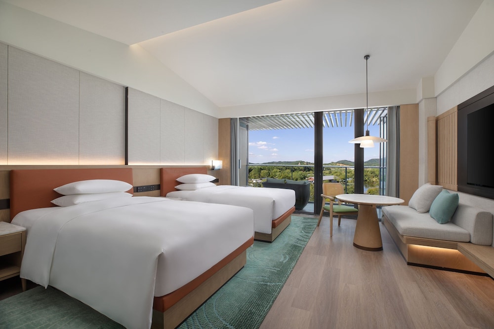 Room, 1 King Bed, Balcony, Garden View photo 1