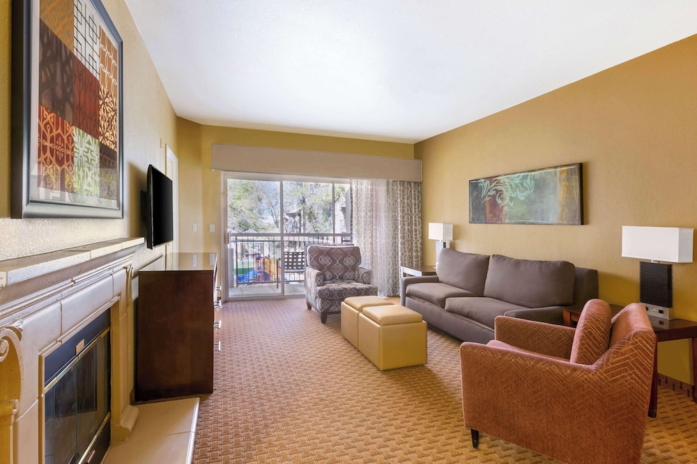 2 BEDROOM 1 KING 1 QUEEN SUITE W/ SOFABED - Photo 5