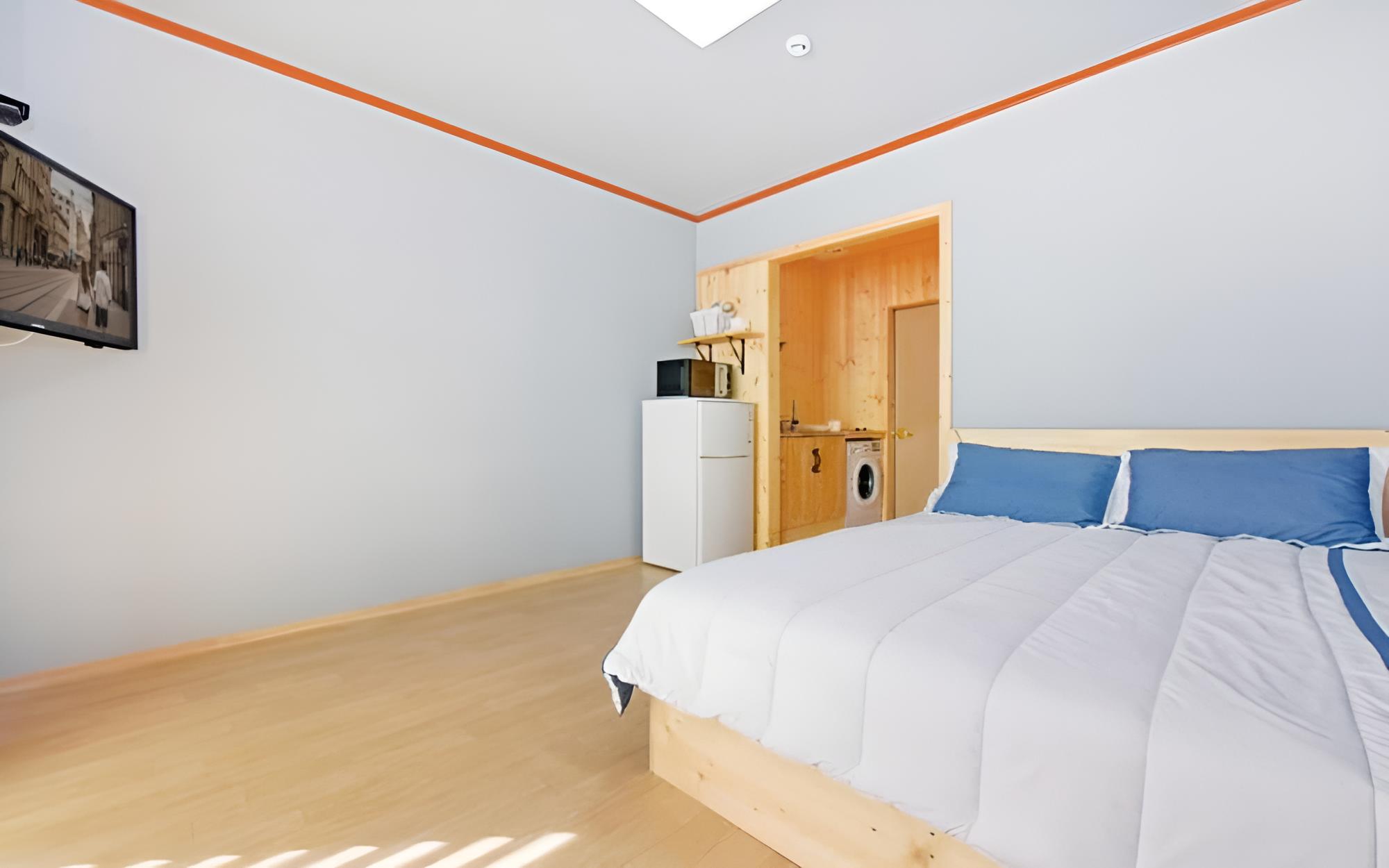 Room (302 Rosemary (Ocean View)) photo 3