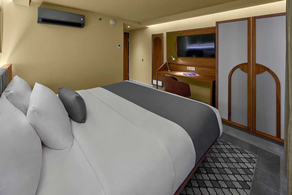 Room, 1 King Bed - Photo 4