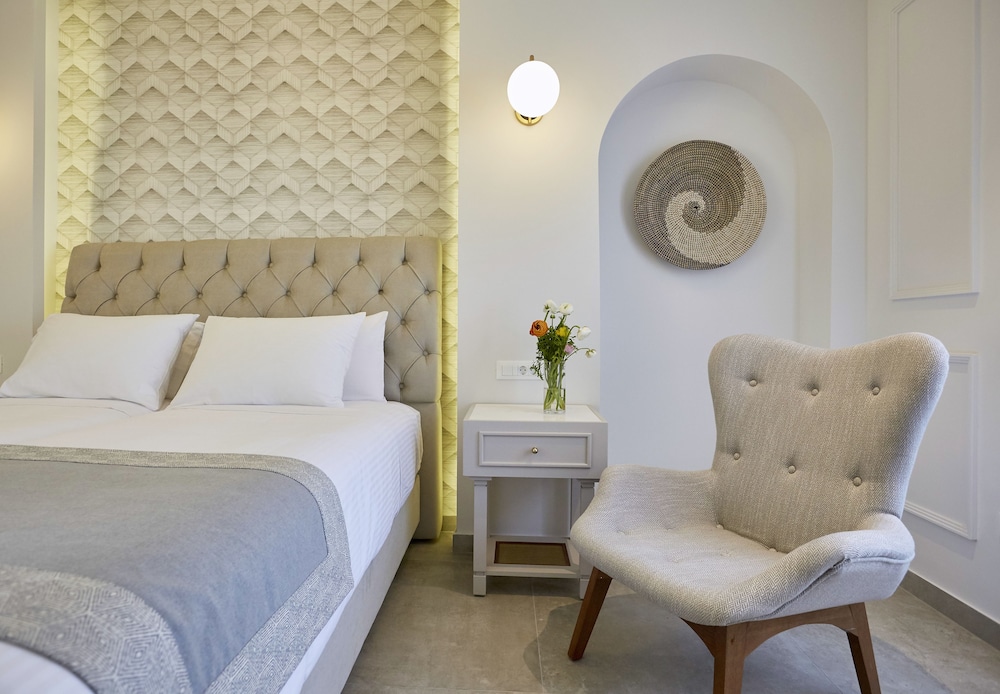 Standard Room, 1 Double Bed, Balcony, City View photo 2