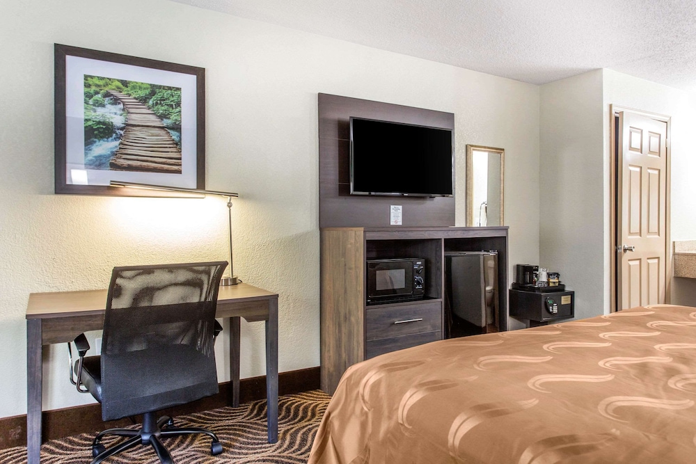 Standard Room, 1 King Bed, Non Smoking - Photo 6