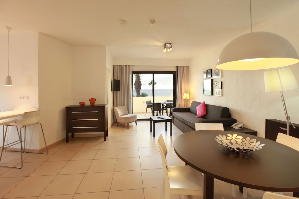 Apartamento de dos dormitorios con vista mar limitada