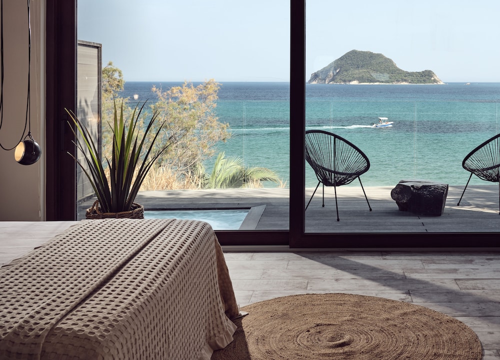 Premium Junior Suite with Outdoor Jetted Tub & Sea View - Photo 4