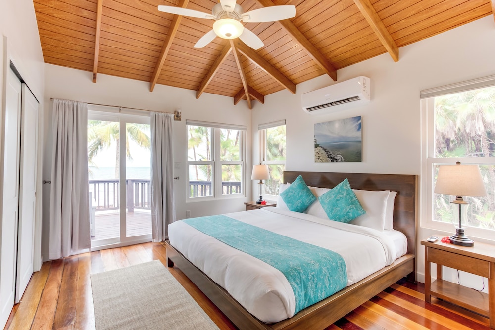 4.5 Bedroom Beach House with Pool photo 3
