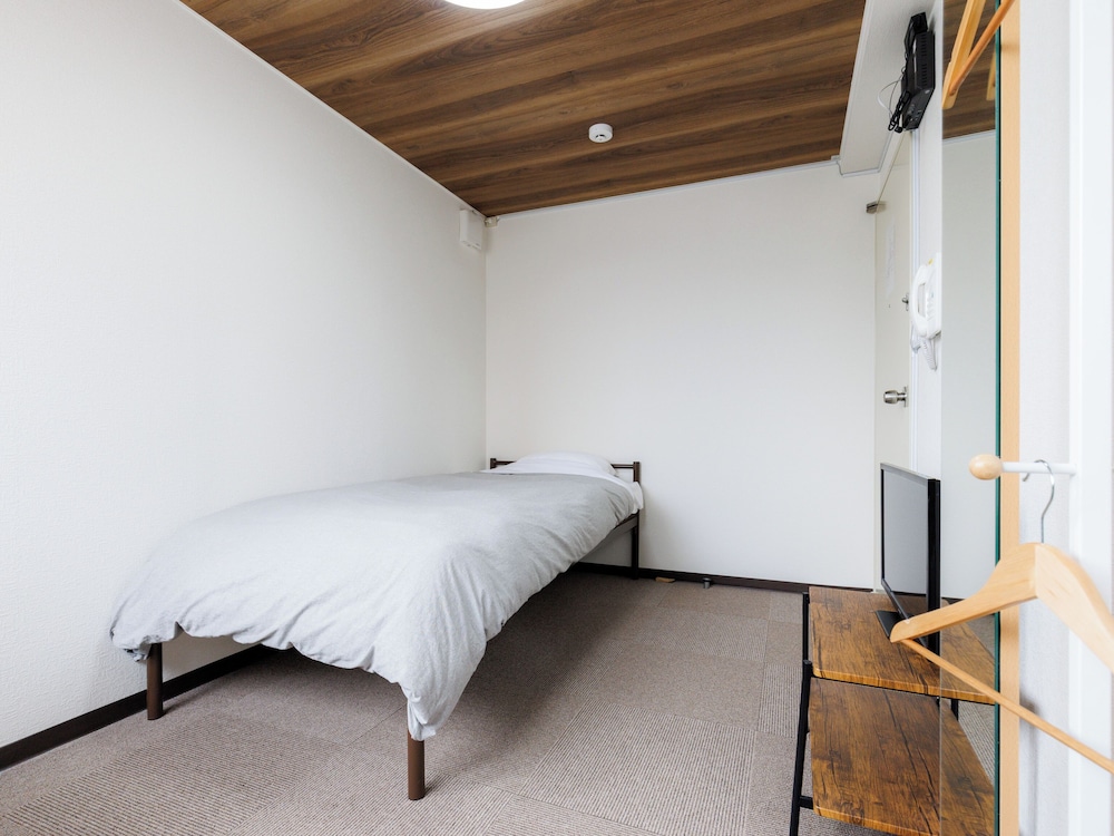 Single Room, Non Smoking, Shared Bathroom (C) photo 3