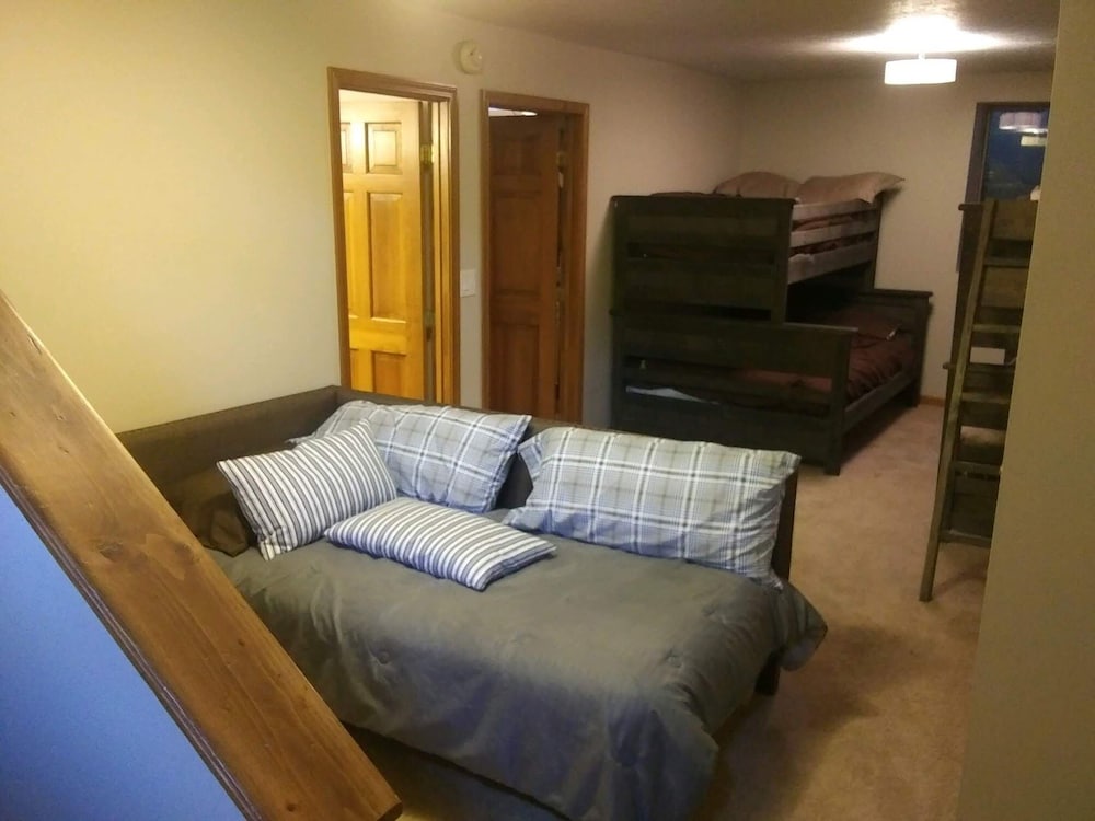 Historic Twin Tudors Inn Basement Room KP1404BMNT