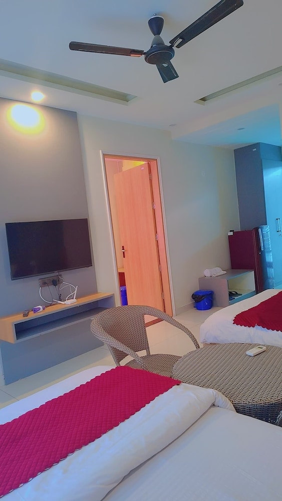 Superior Double or Twin Room, Balcony, City View photo 3