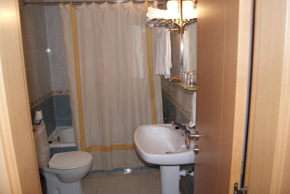 Standard Quadruple Room - Photo 4