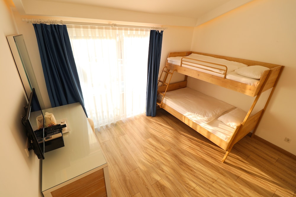 Suite Room with Bunkbed thumbnail 5
