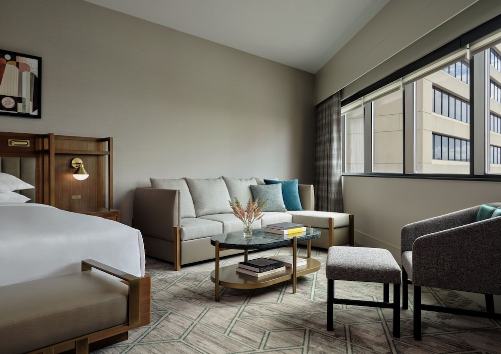Junior Suite, 1 King Bed, Roll-in Shower (Mobility, Roll-In Shower) - Photo 2