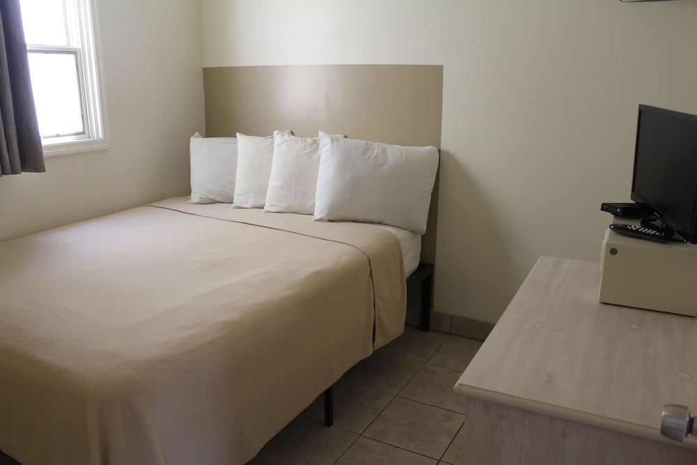 Deluxe Room, Multiple Beds (Three Room Efficiency (Type 7)) photo 1