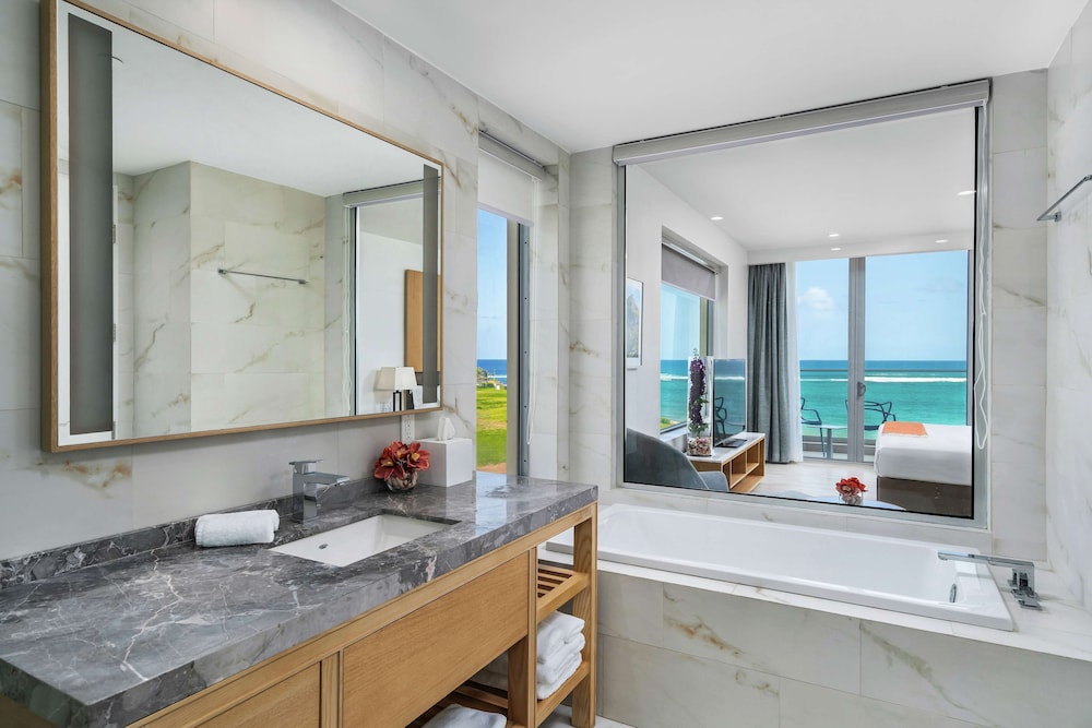 Suite, 1 King Bed, Balcony - Photo 4