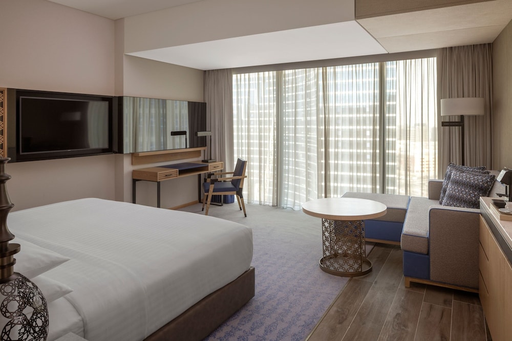 Deluxe Room, 1 King Bed, City View thumbnail 6
