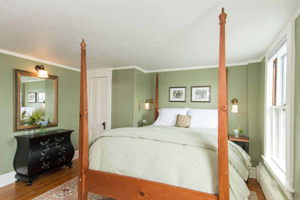 Room (Squam Lake) photo 2