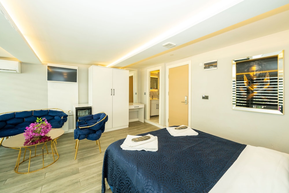 Elite Room, 1 Queen Bed, Jetted Tub, City View photo 2