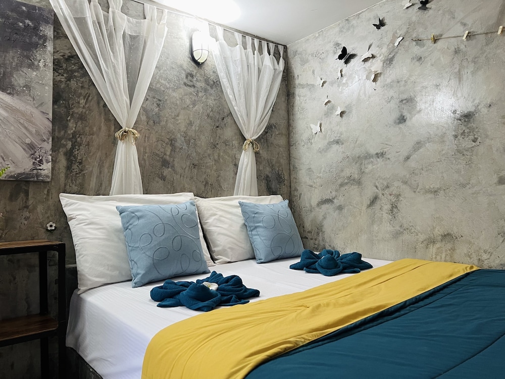Deluxe Room, 1 Queen Bed - Photo 23