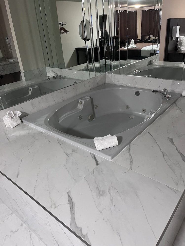 Standard Room, 1 King Bed, Hot Tub photo 3