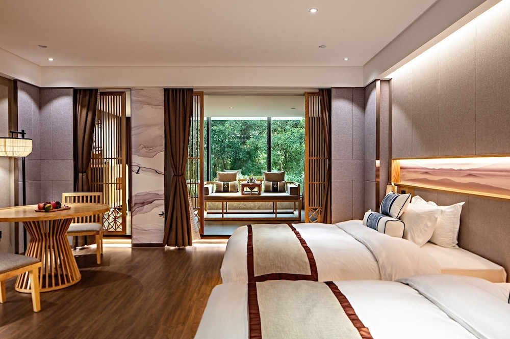 Suite B, Lake View photo 2