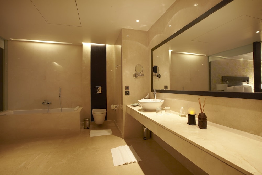 Junior Suite, 1 King Bed (Stocked Minibar) - Photo 4