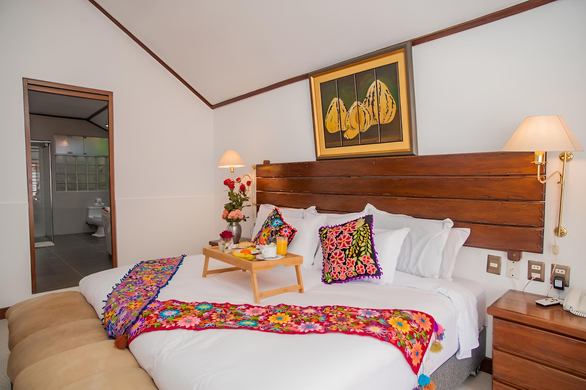 Deluxe Suite, 1 King Bed, Balcony photo 2