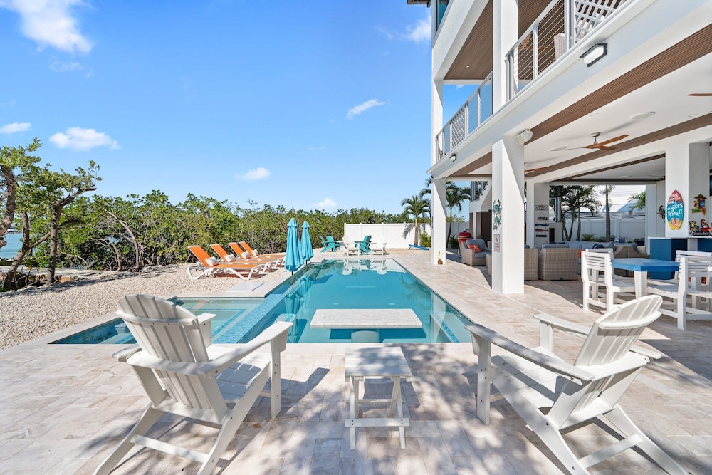 Luxury Seaside Escape ~ Heated Pool w Jacuzzi ~ Elevator ~ Dock ~ Scenic Views, Billede 27