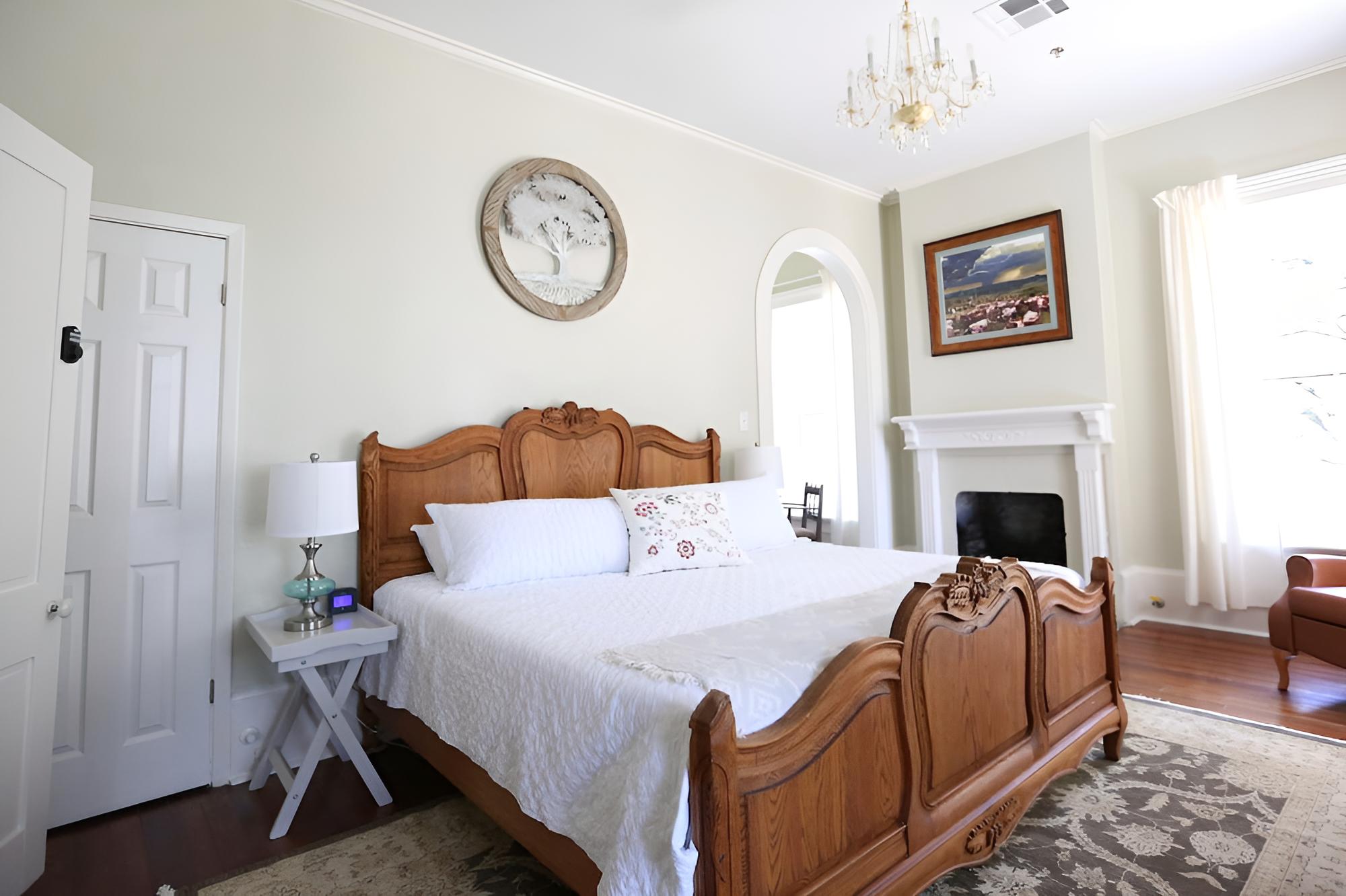 Chisholm Trail - King Bed, 2nd Floor, No Pets photo 1