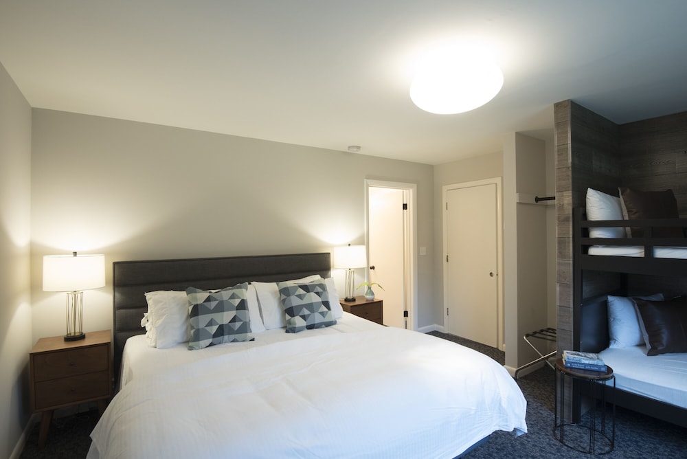 Family Room, Multiple Beds, Mountain View photo 1